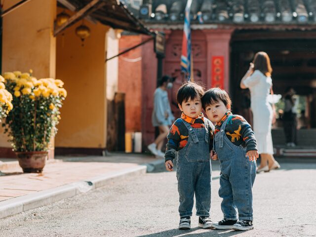 外で顔を寄せ合う双子の男の子