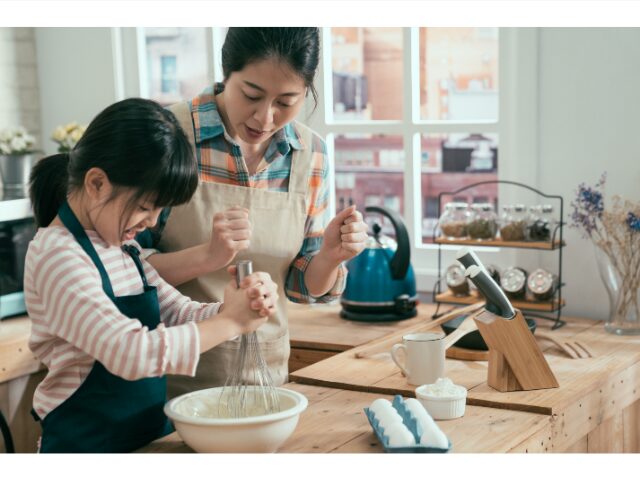 娘がキッチンで料理