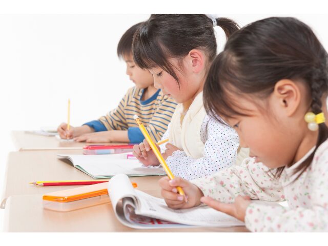 勉強する子供