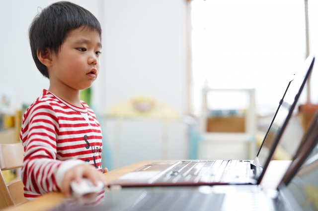 パソコンをする子ども