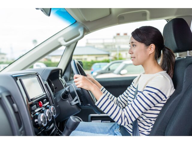 車を運転している女性