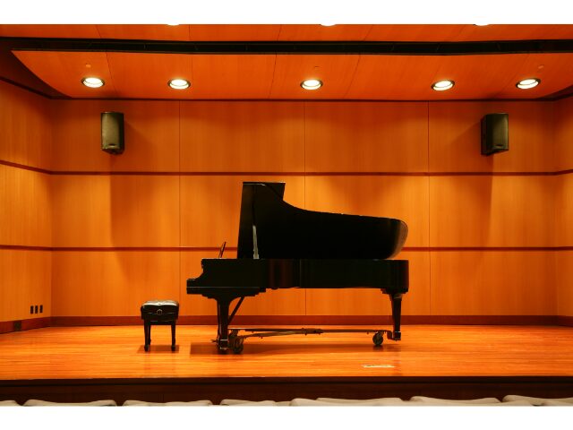 ホールにおかれているピアノ