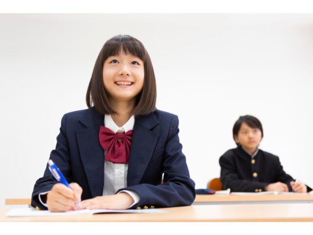 笑顔で勉強している中学生の女の子