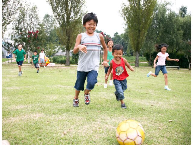 公園でサッカーしている子供たち