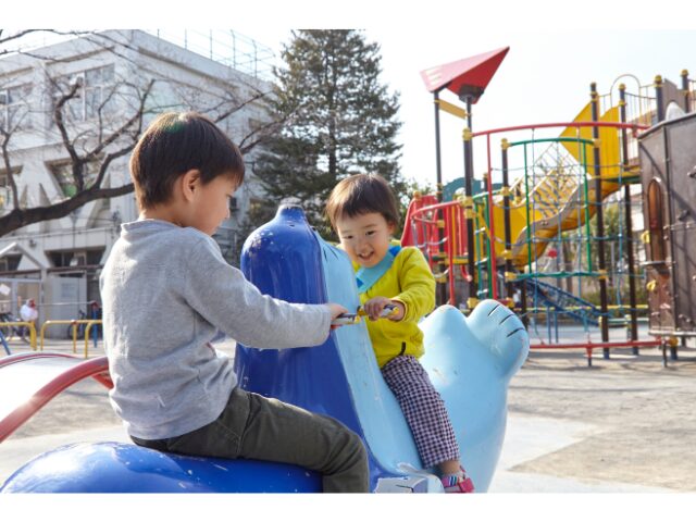 公園で遊んでる子供たち