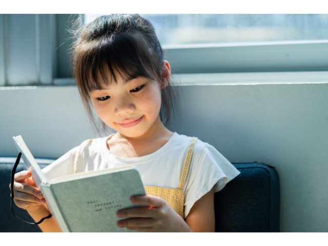 読書している女の子