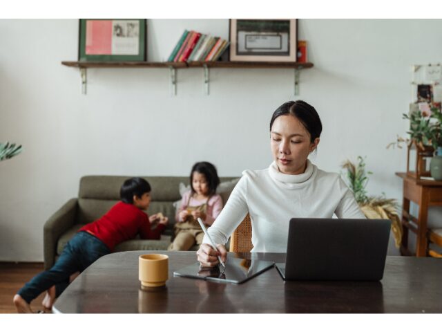 リモートワークの女性と子供たち