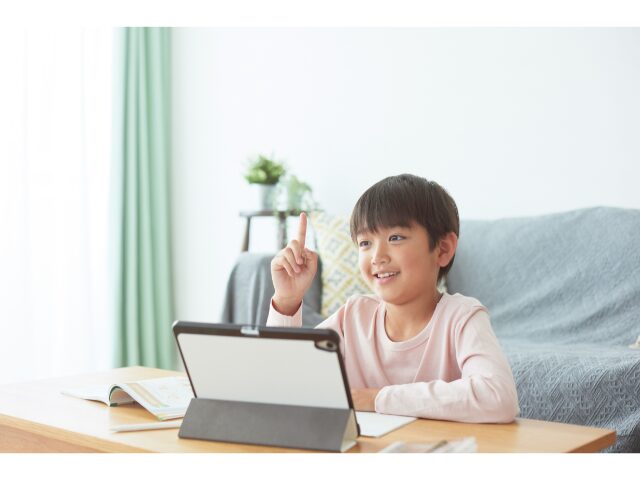 タブレット学習している男の子