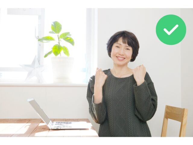 ノートパソコンと笑顔の女性