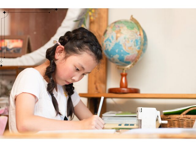 真面目に勉強している女の子