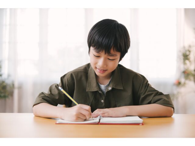 ノートに書いている男の子
